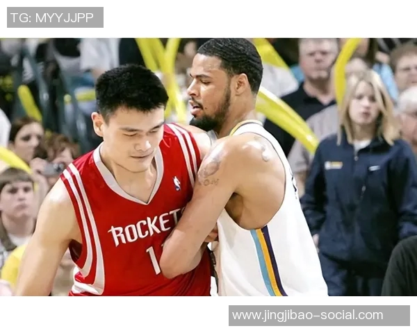 姚明与钱德勒的经典对决：盖帽瞬间重温篮球传奇时刻