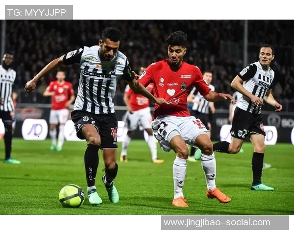 欧联杯激战：里昂逆转热刺上演惊天大逆转全场沸腾